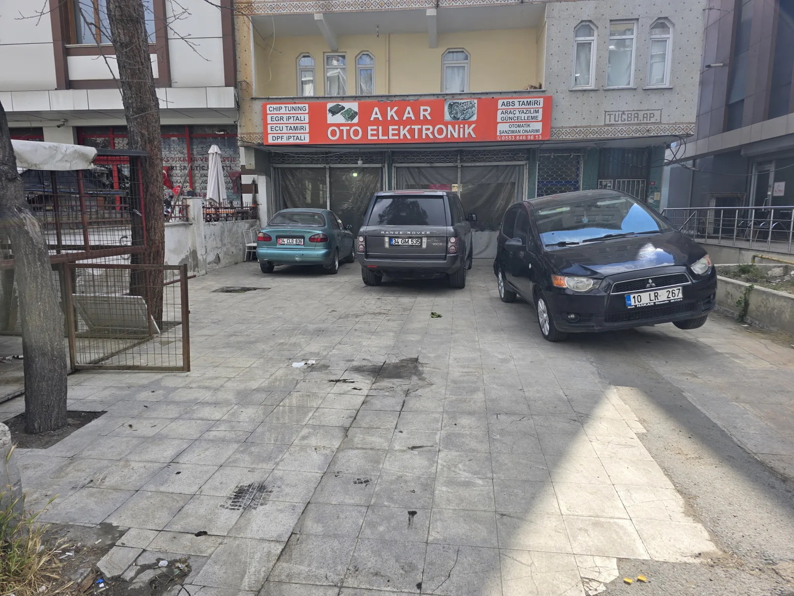 Akar Oto Elektronik’in sokaktan görünen dükkân cephesi ve önünde bekleyen araçlar