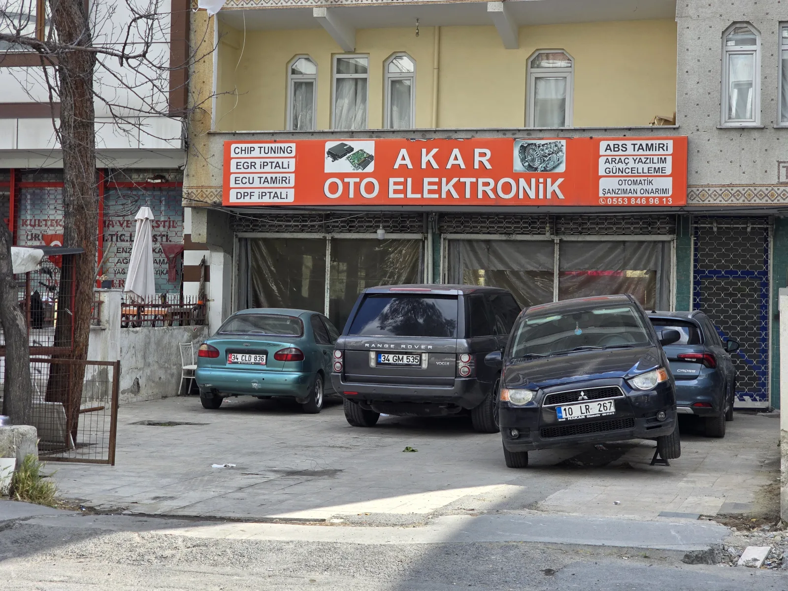 Dükkân tabelasında chip tuning, EGR iptali, ECU tamiri ve DPF iptali hizmetleri yazıyor