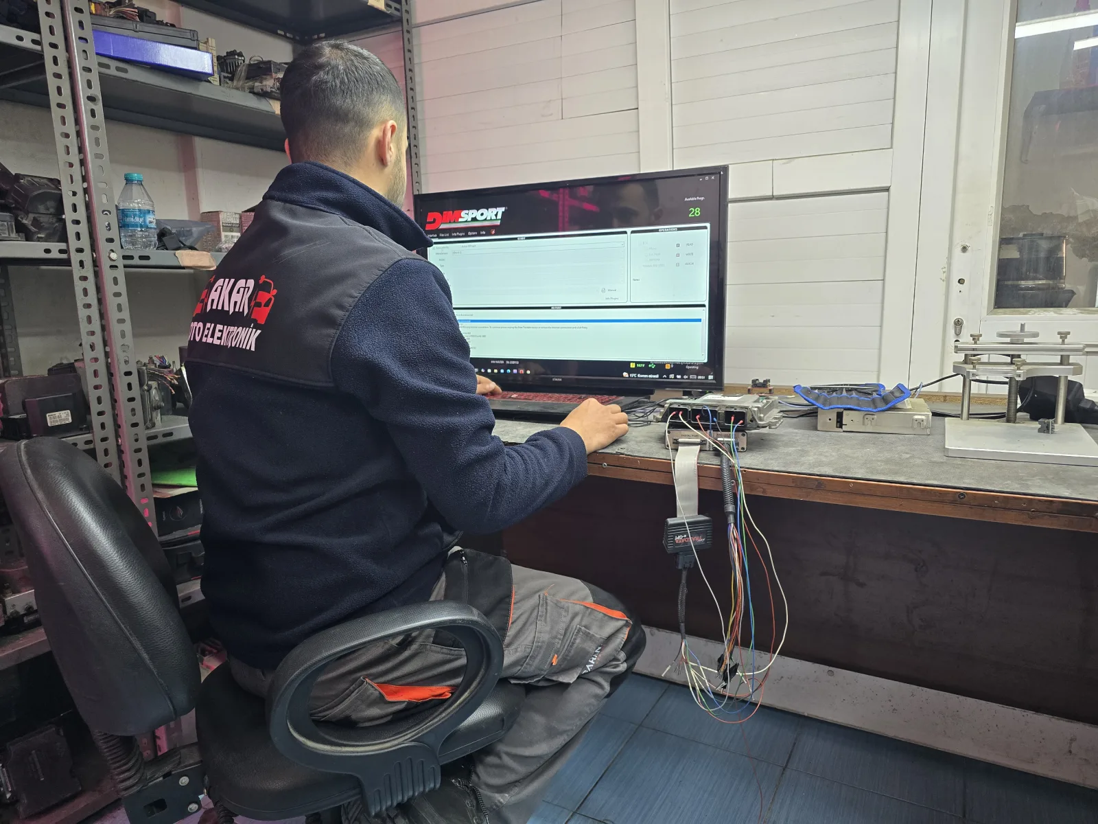 Tezgâha kablolarla bağlanmış kontrol ünitesi ve ekranda açık teşhis yazılımı