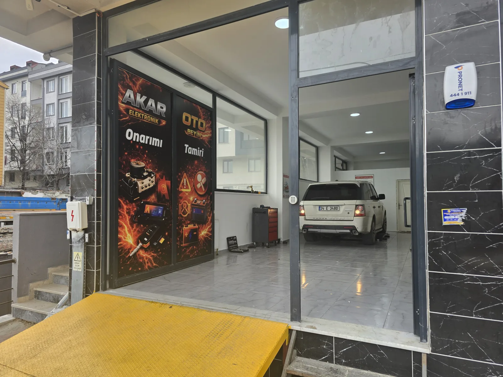 Cam cepheli yeni dükkânın dışarıdan görünümü ve giriş rampası
