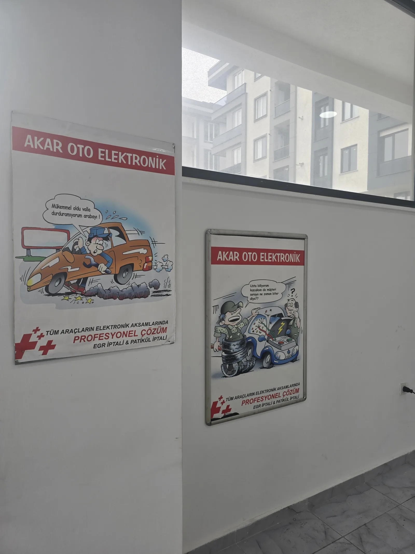 Araç elektroniği hizmetlerini anlatan iki bilgilendirme afişi