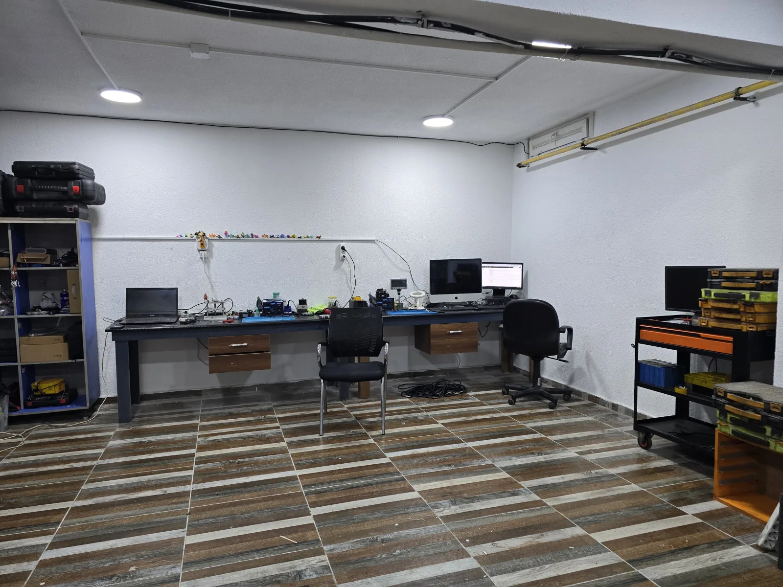 Yeni atölyenin elektronik çalışma odası; tezgâh, bilgisayar ve alet dolapları