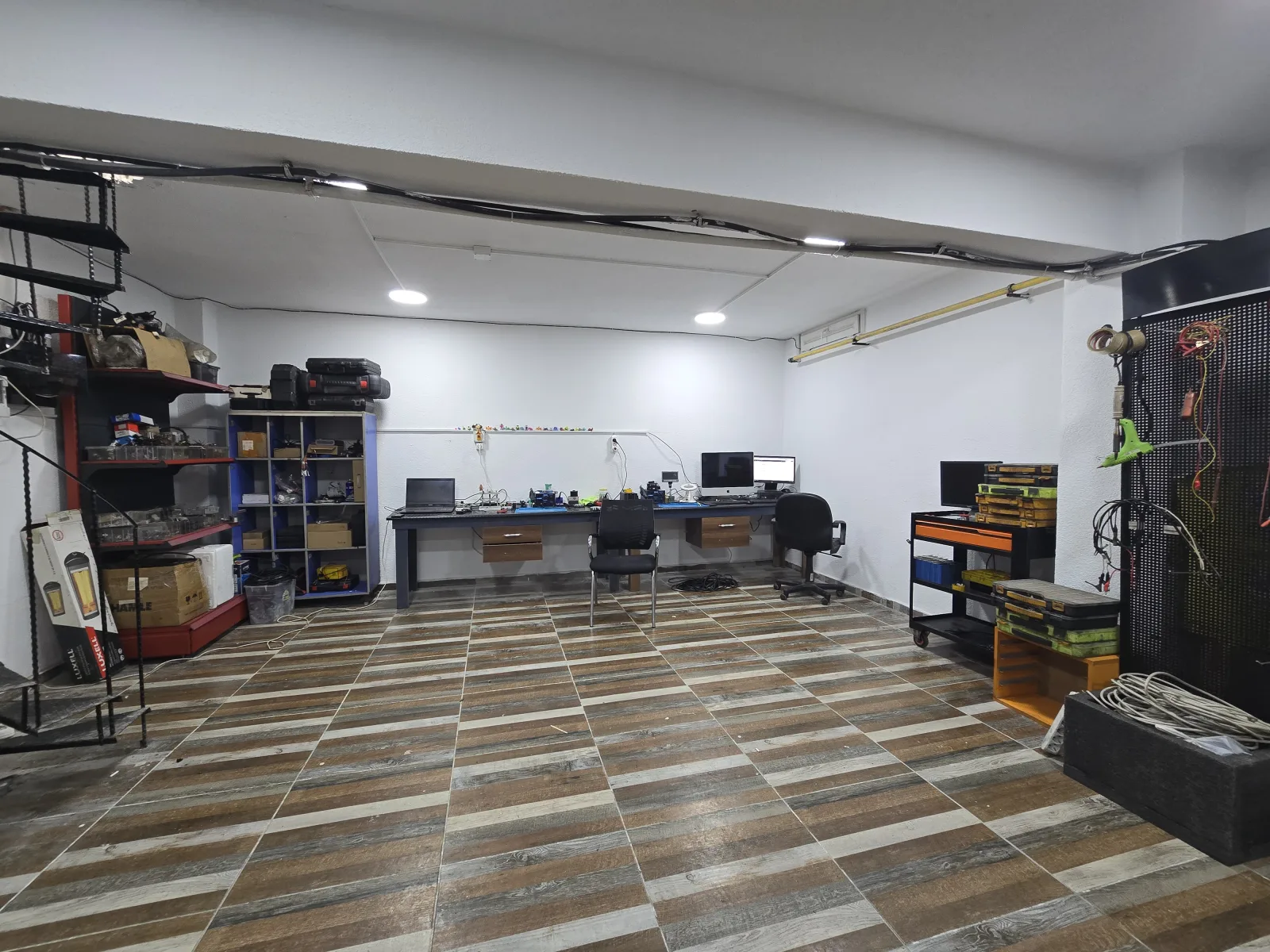 Elektronik çalışma odasının geniş görünümü ve alet panosu