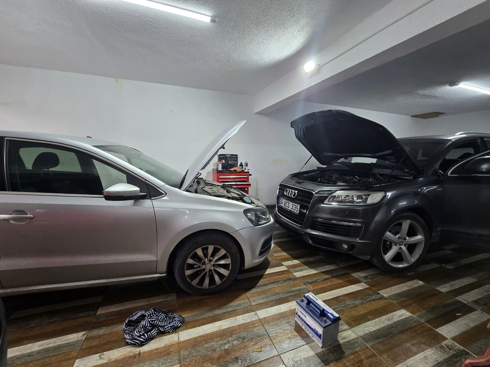 Servis alanında kaputları açık iki araç; elektronik arıza tespiti için hazırlanmış