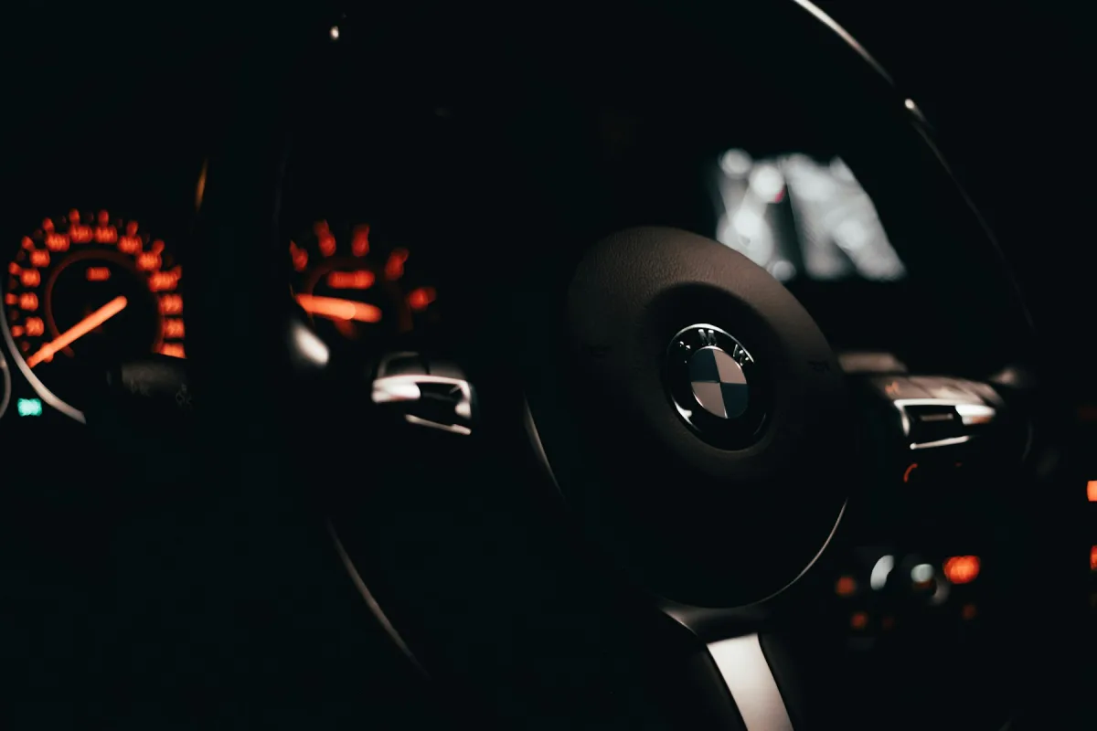 Direksiyon ve gösterge paneli; airbag uyarı lambasının bulunduğu bölge