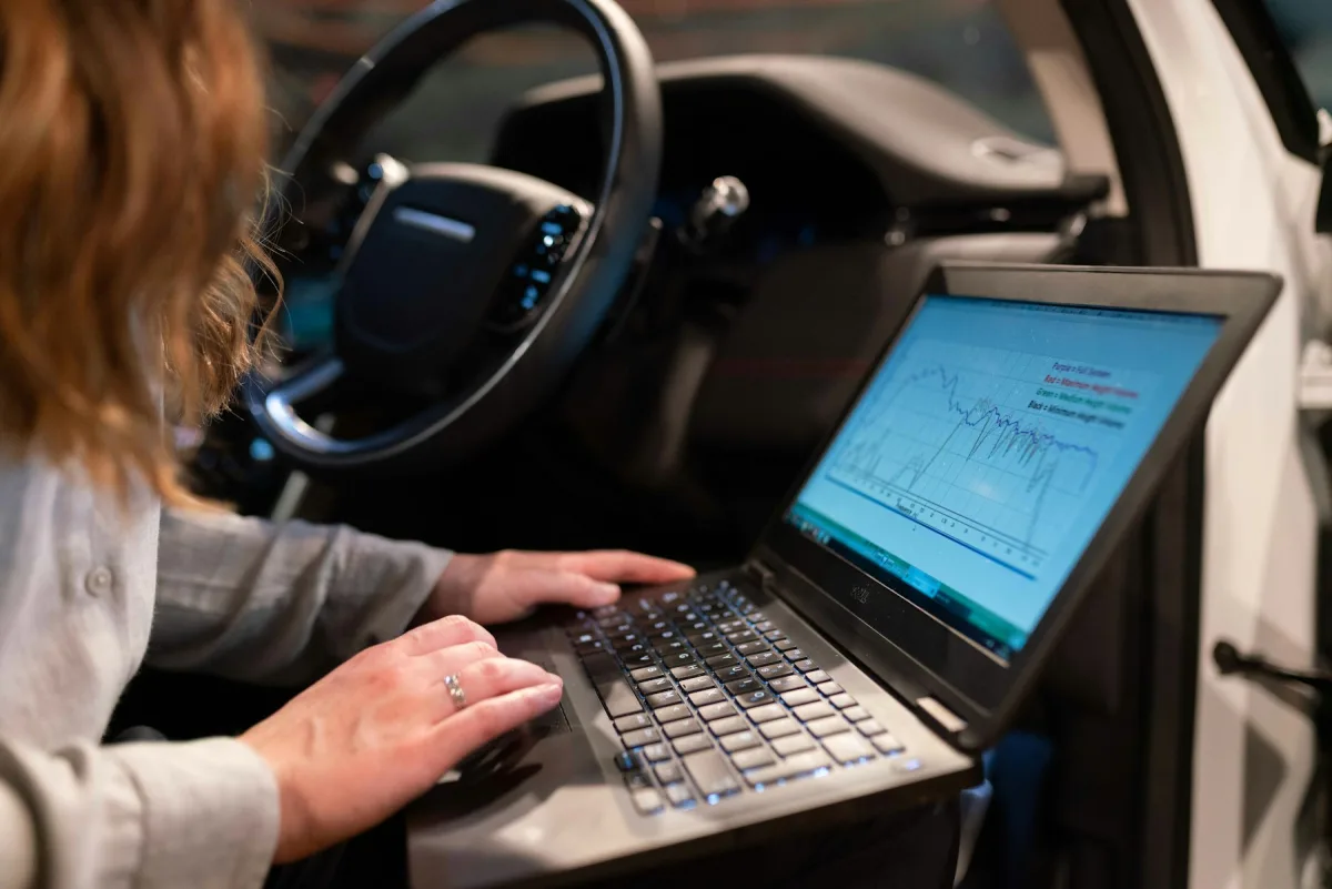 Motor kontrol ünitesi yazılımı dizüstü bilgisayarla okunurken