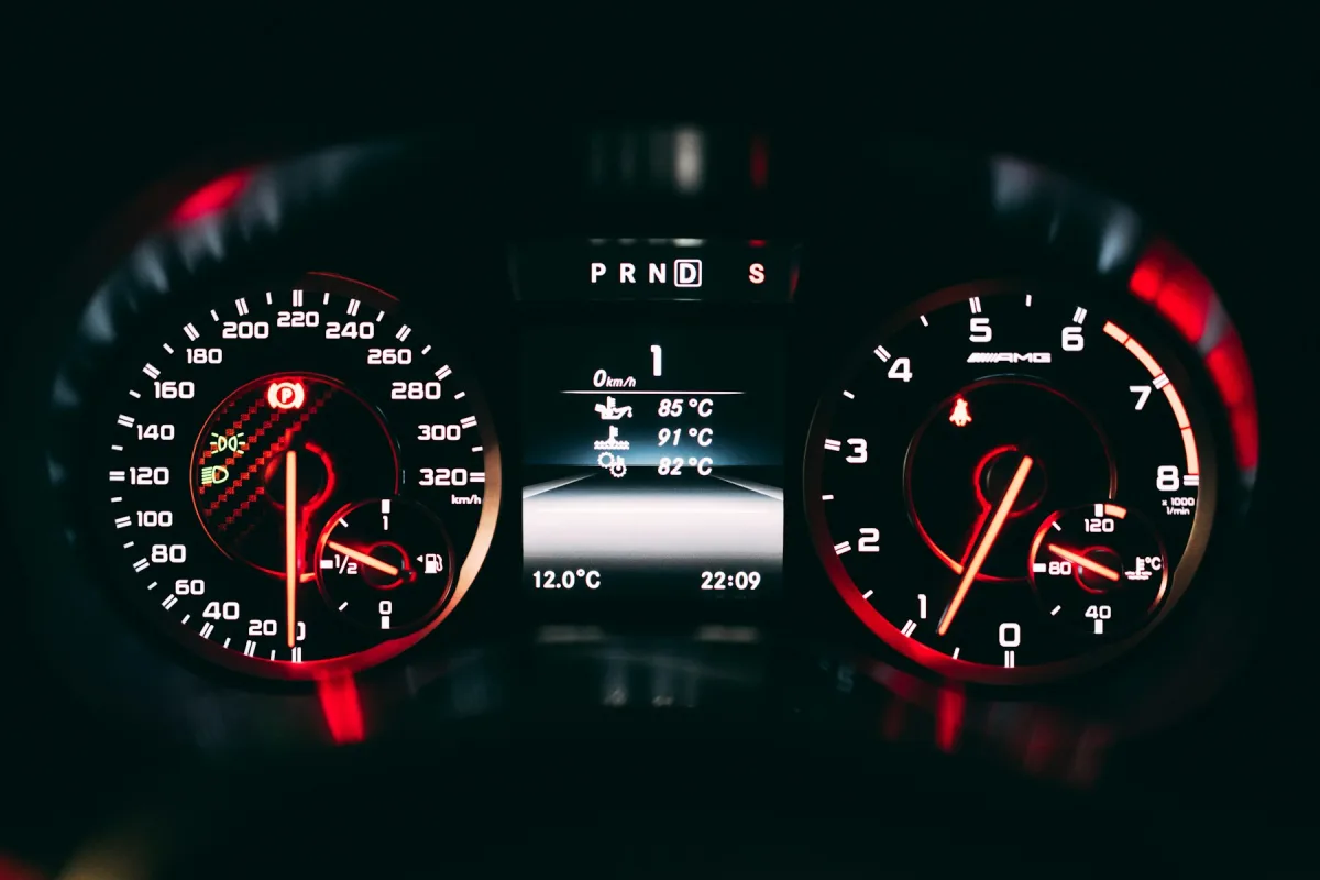 Otomatik şanzıman kontrol ünitesi arıza tespit cihazına bağlanmış